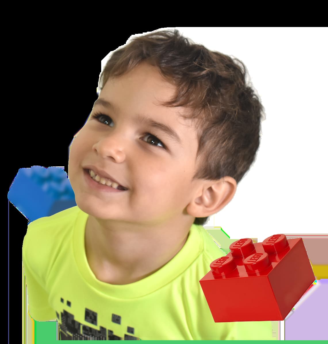 niño sonriendo mientras juega con legos